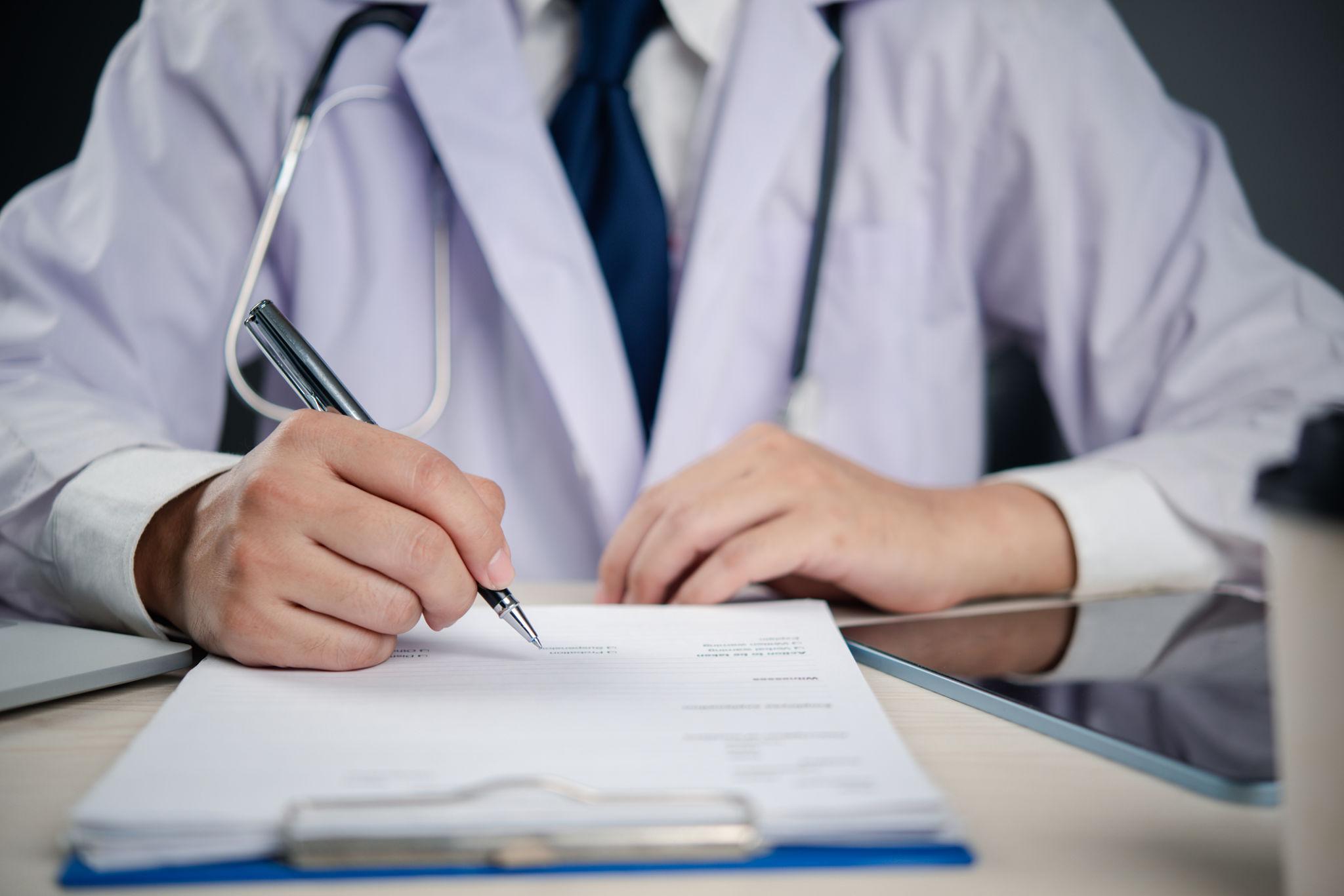 Läkare utfärdar medicinskt intyg